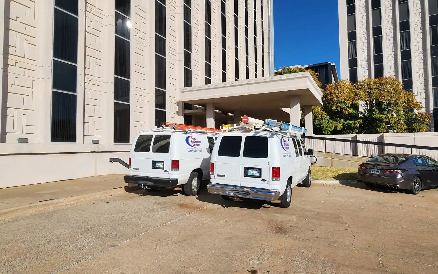 Facility manager responding to HVAC emergency with BAS screen