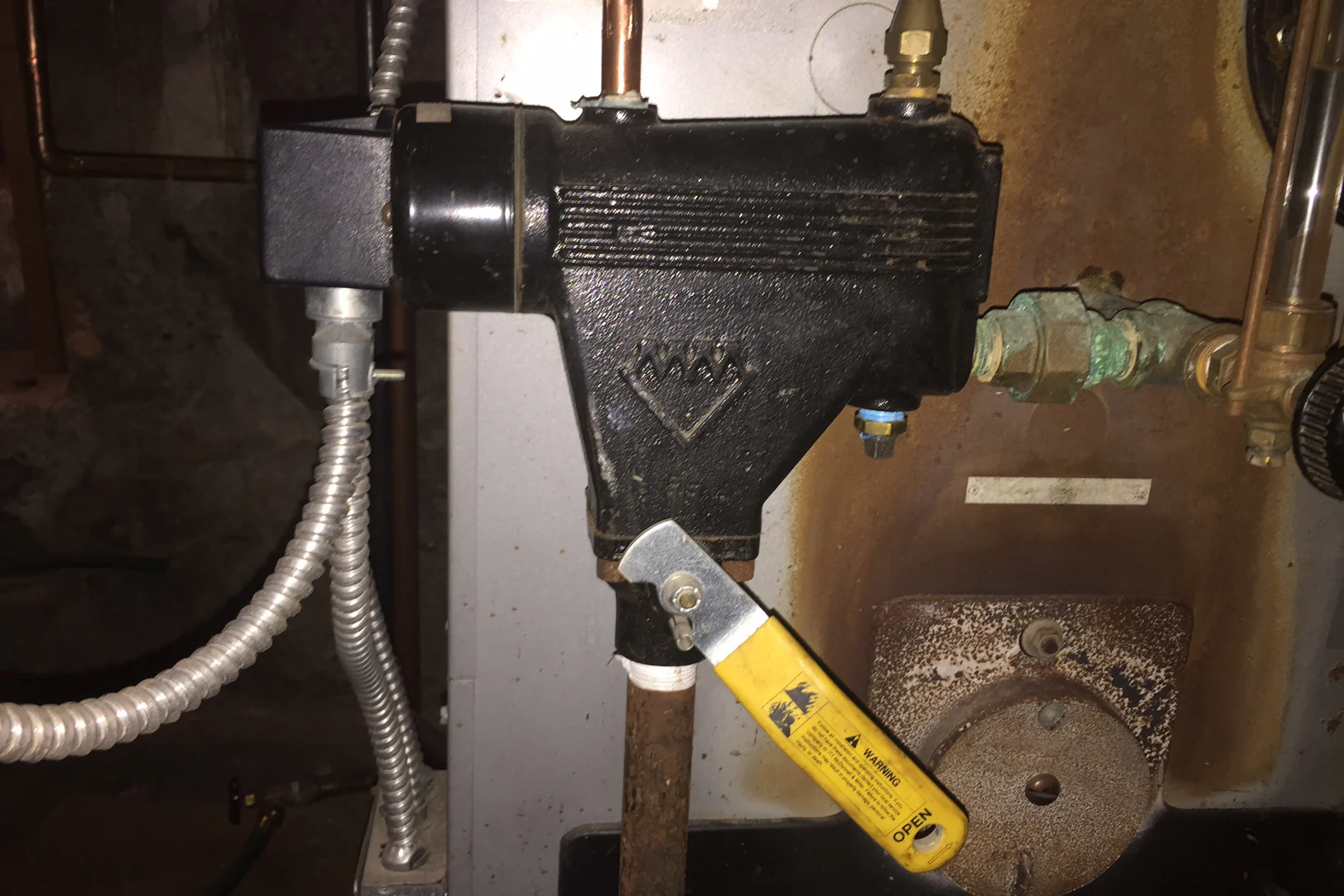 Commercial boiler low water cutoff device mounted on vessel